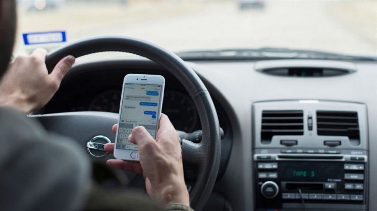 Mức phạt lỗi sử dụng điện thoại khi tham gia giao thông là bao nhiêu?