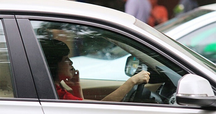 Người lái xe ô tô sử dụng điện thoại khi tham gia giao thông có thể bị phạt từ 1 đến 2 triệu đồng
