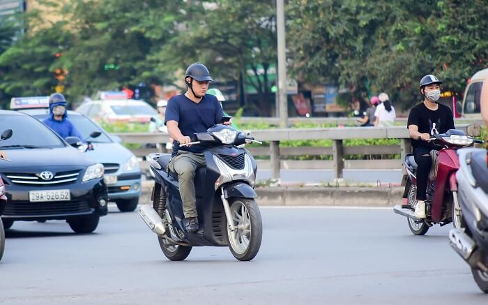 Mức phạt sử dụng điện thoại cho người đang lưu thông bằng xe gắn máy có thể lên tới 1 triệu đồng 