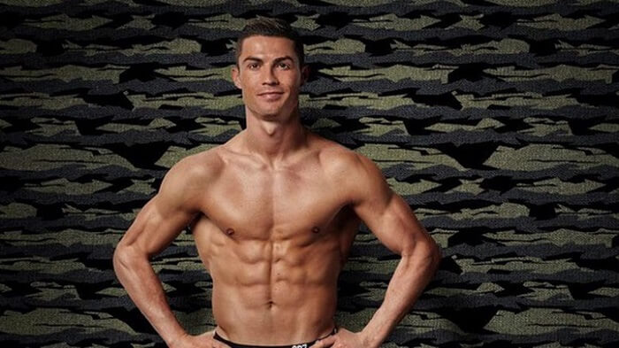 Ronaldo khiến các fan hâm mộ phải trầm trồ thán phục về khả năng bật nhảy, đánh đầu