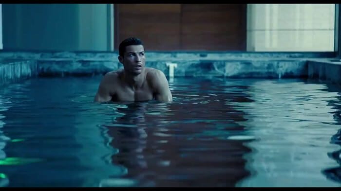 Ronaldo luôn đắm mình vào làn nước mát ở bể bơi sau mỗi trận thi đấu
