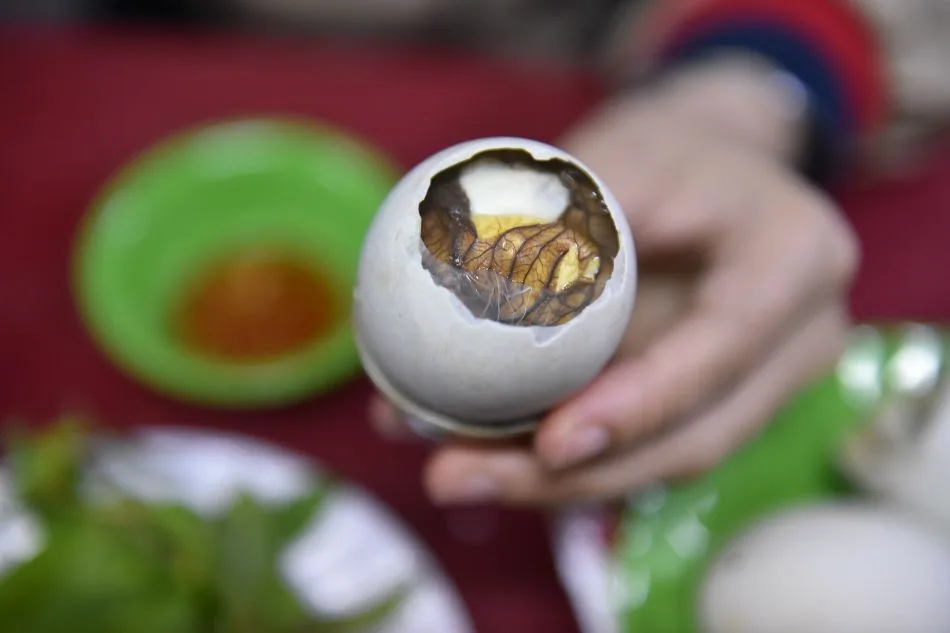 1 quả trứng vịt lộn bao nhiêu calo