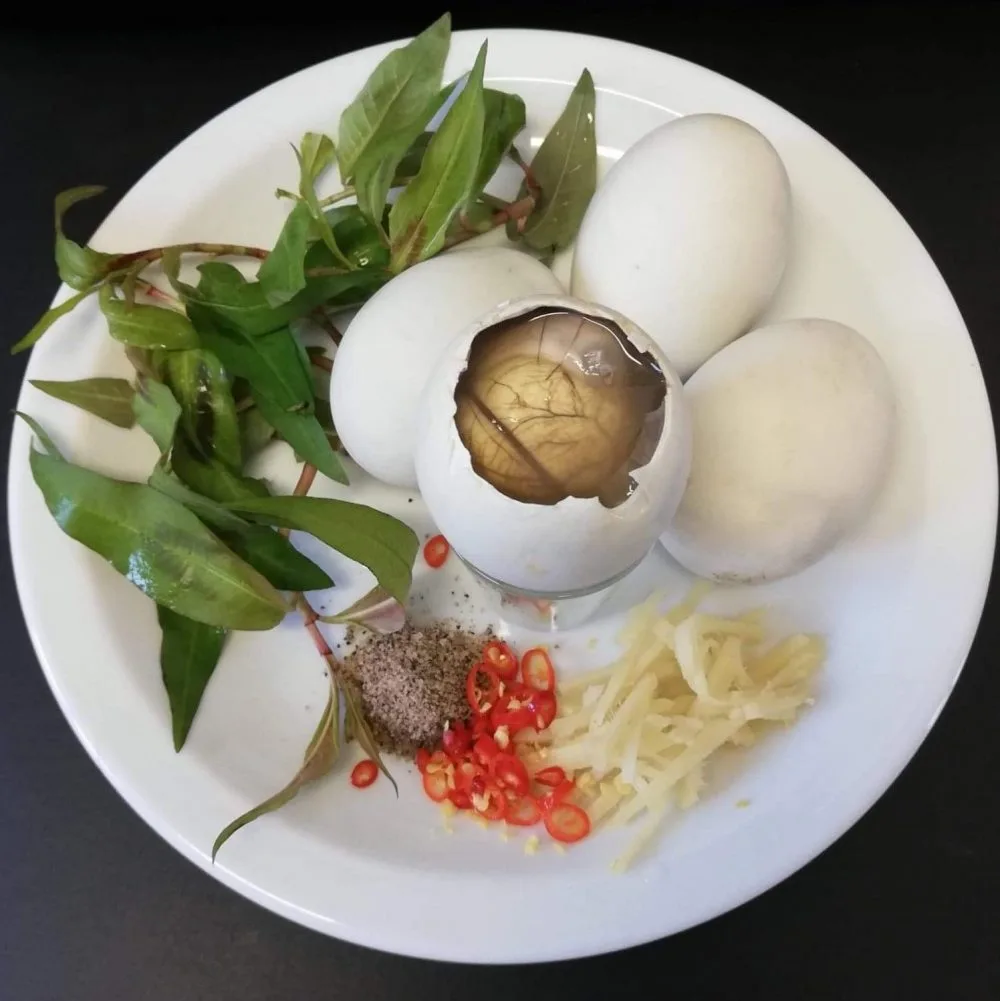 1 quả trứng vịt lộn bao nhiêu calo