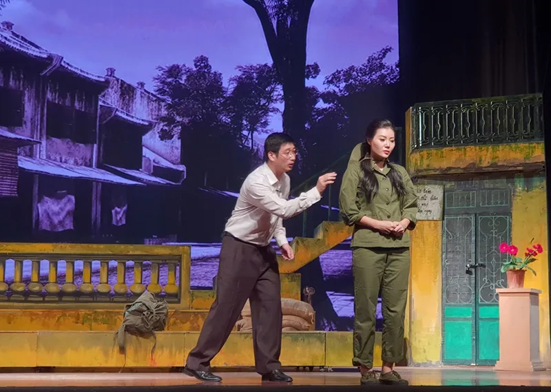 Những bước đi đầu tiên rèn luyện từ sân khấu chuyên nghiệp.