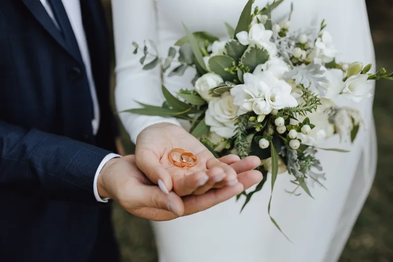 Hai bên cần đáp ứng đầy đủ độ tuổi, sự tự nguyện và năng lực hành vi dân sự theo quy định.