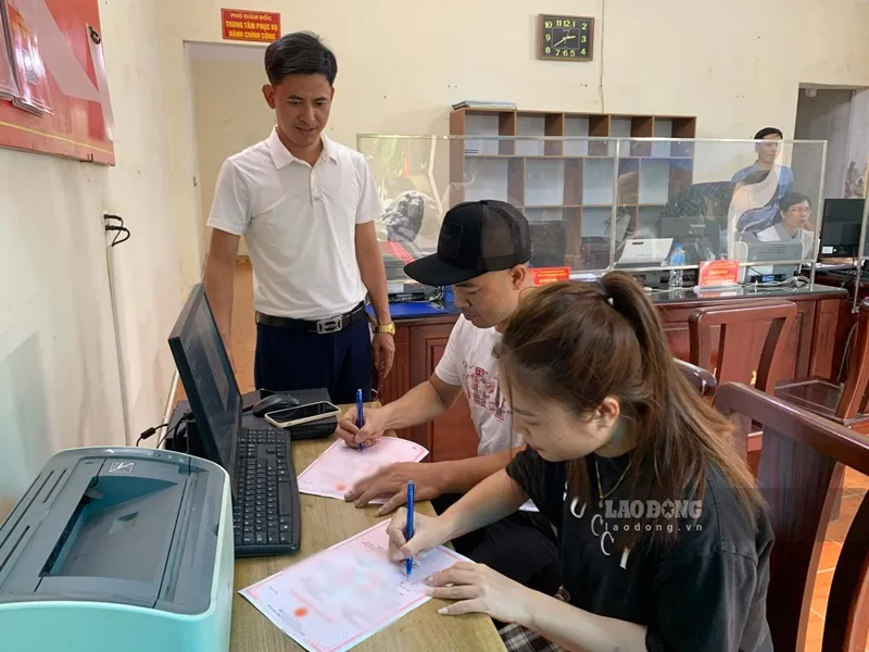 Nộp hồ sơ trực tiếp tại UBNND hoặc thực hiện trực tuyến qua Cổng Dịch vụ công Quốc gia.