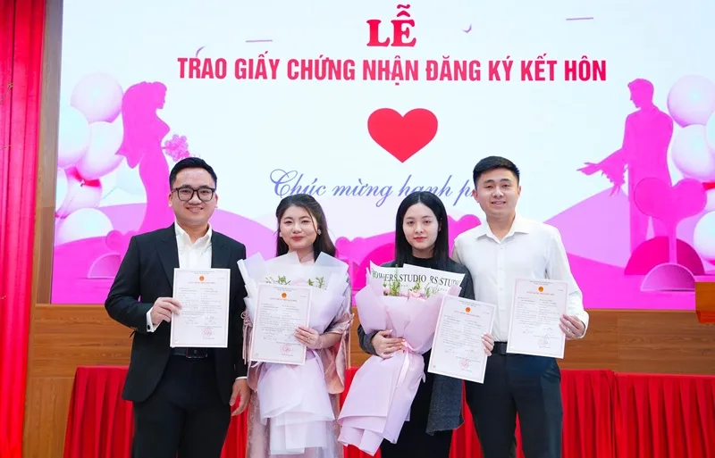 Ký sổ hộ tịch và nhận giấy chứng nhận kết hôn đánh dấu khởi đầu cho chặng đường mới.